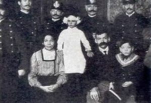 Teresita coi genitori e i poliziotti che l'hanno salvata